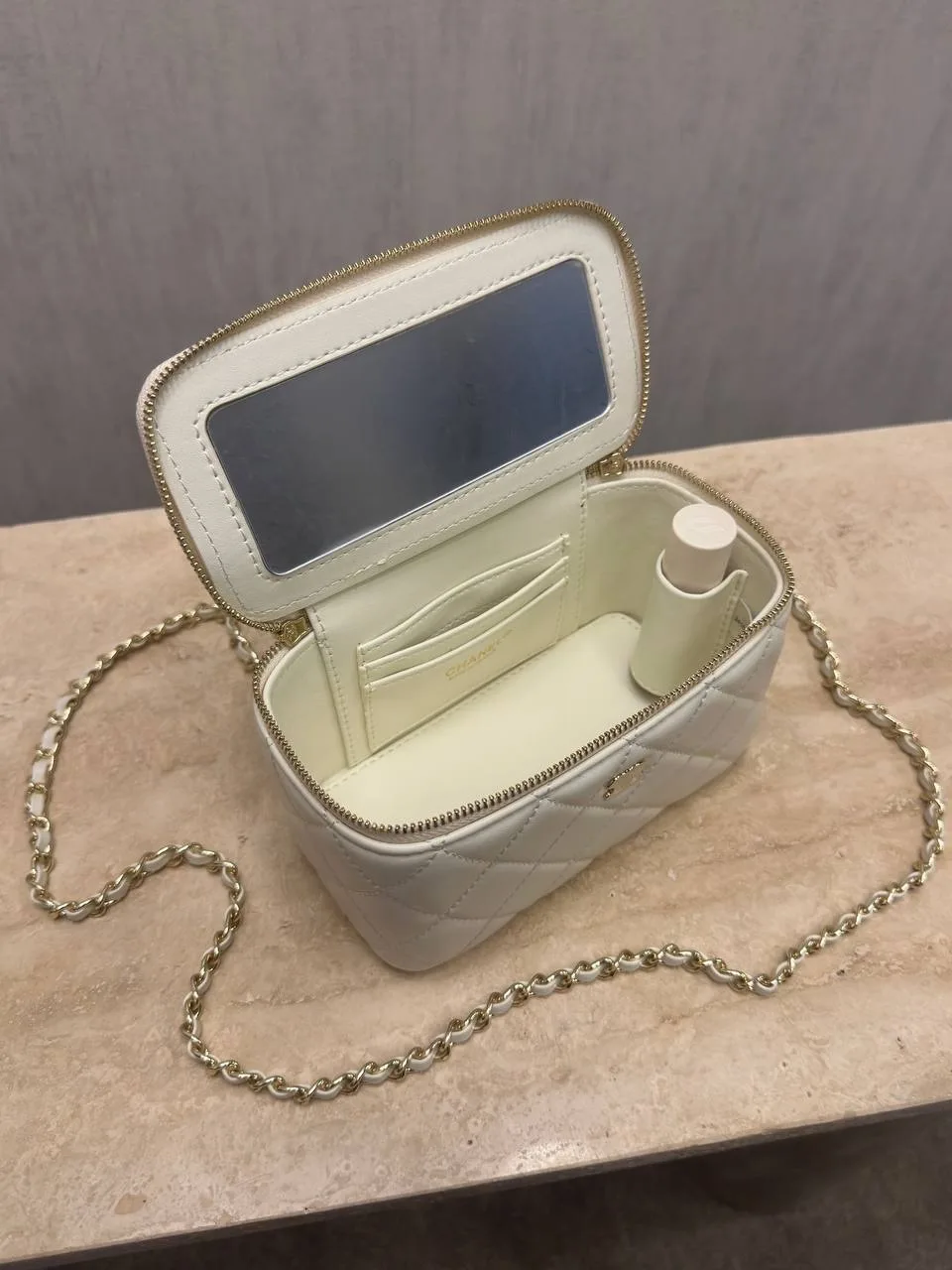 Chn Vanity bag