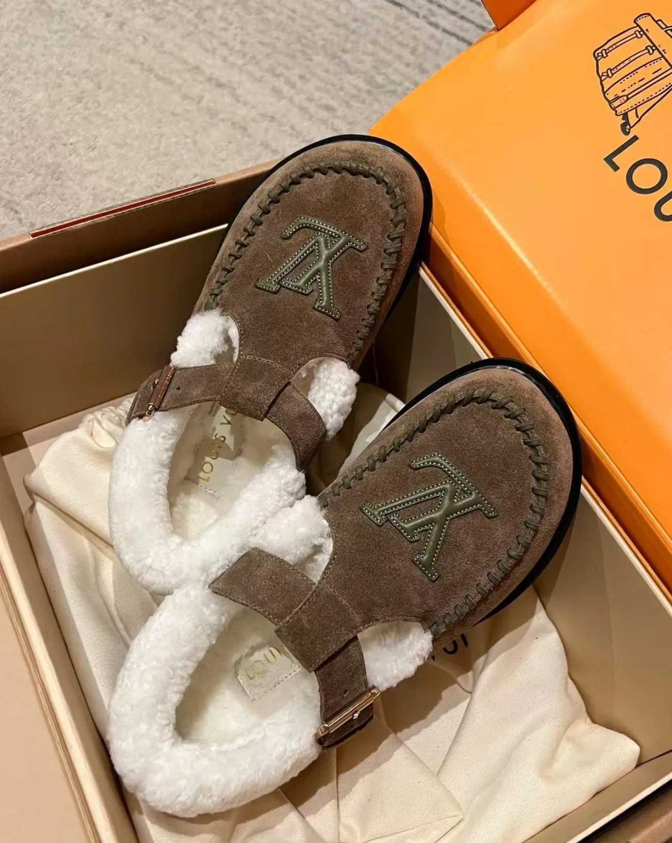 Lv sandal - Beden: 37 • Renk: Varsayılan