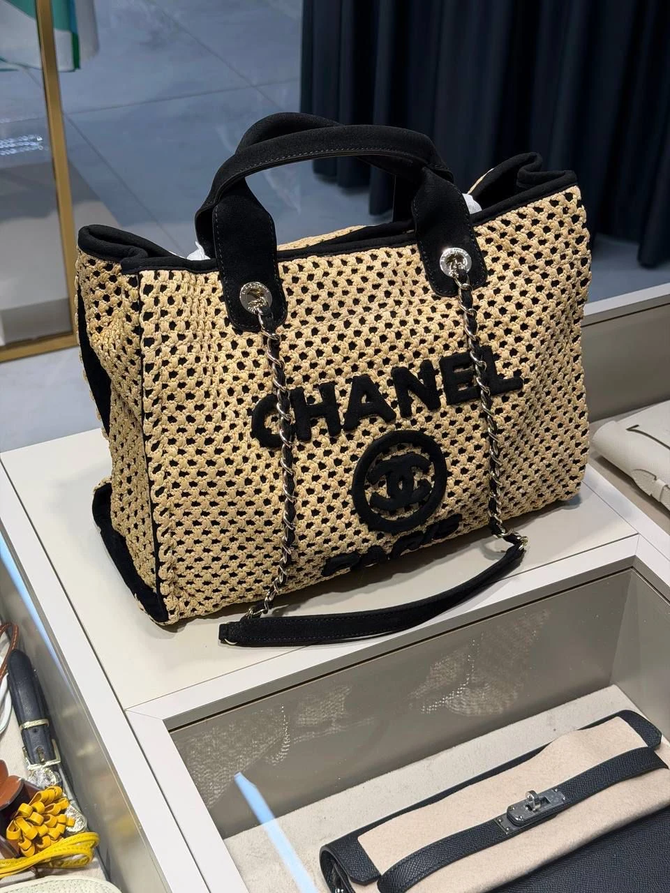 Chnl shopinf bag bej black