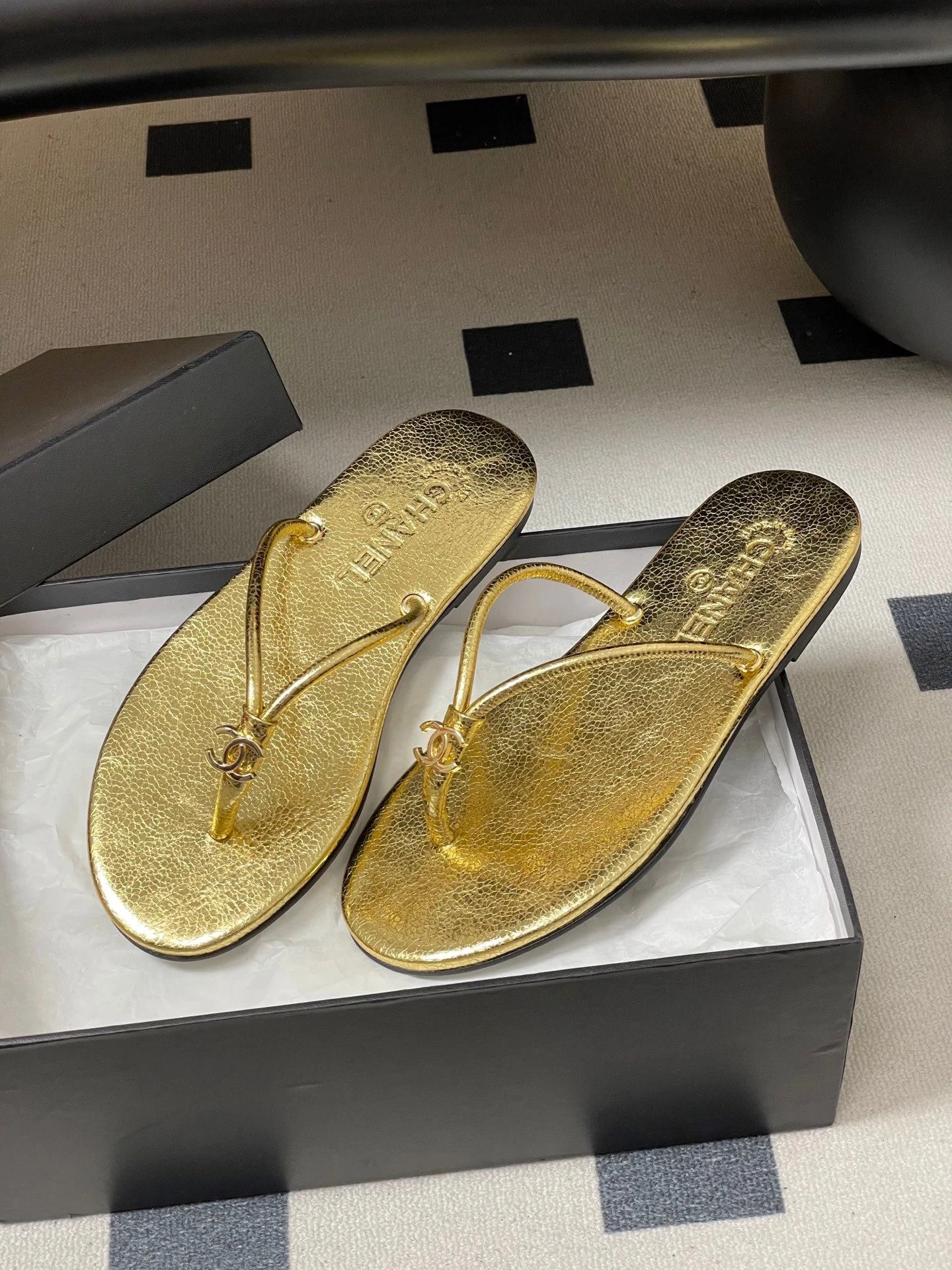 Chnl new sandal gold
