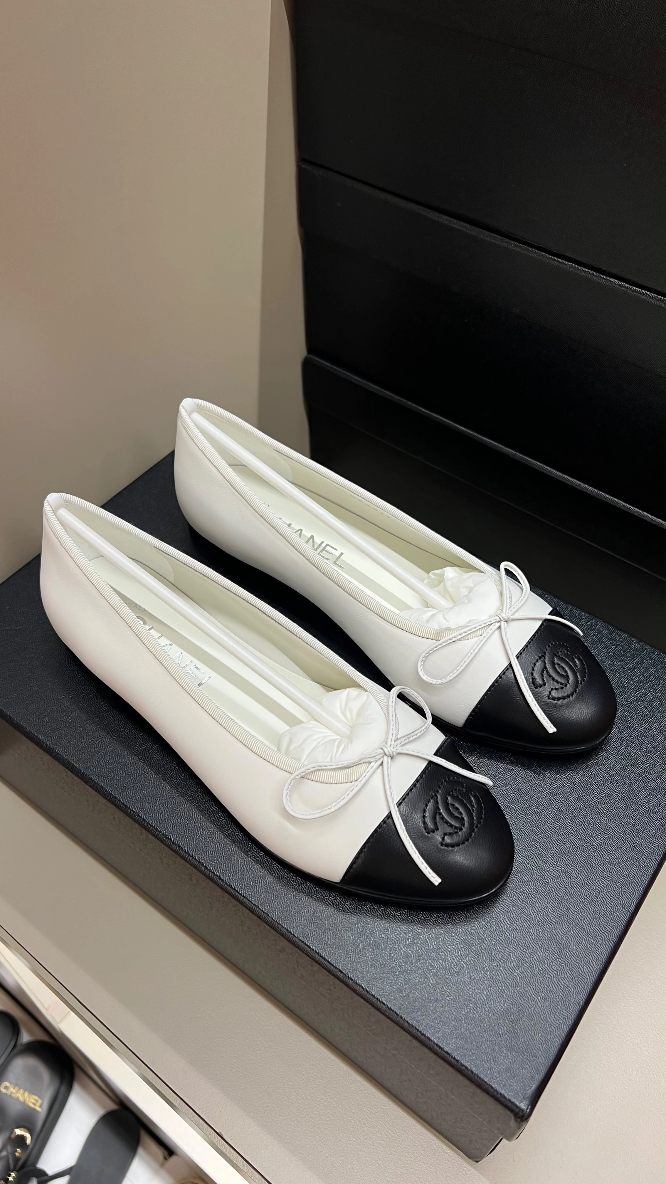 Chnl white babet