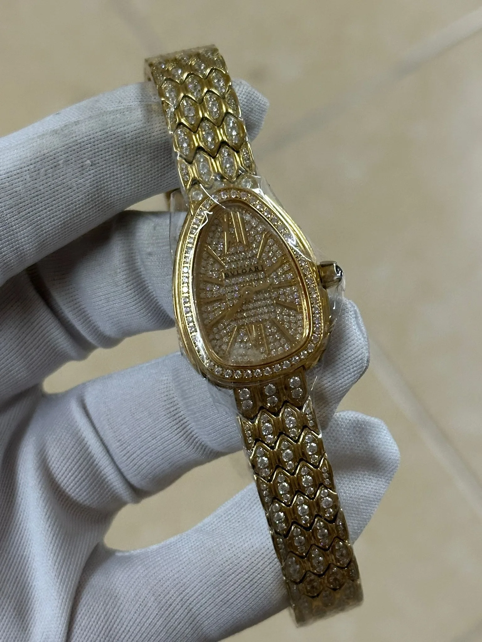Blg ful taşlı serpenti saat gold