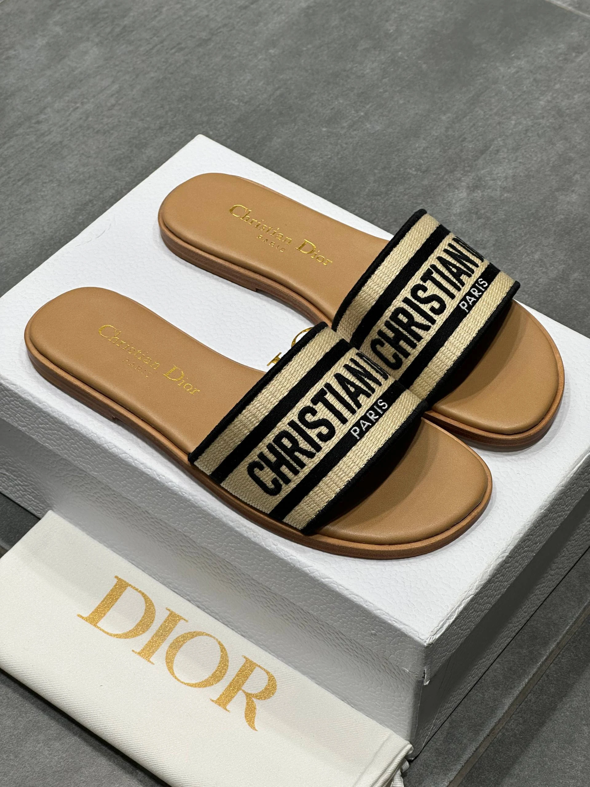 CD new sandal bej Black