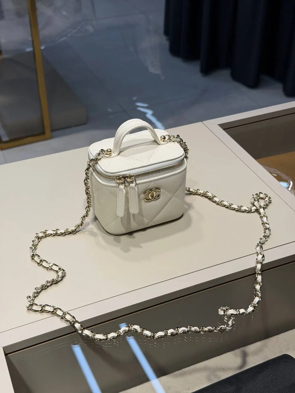 Chnl shoulder bag
