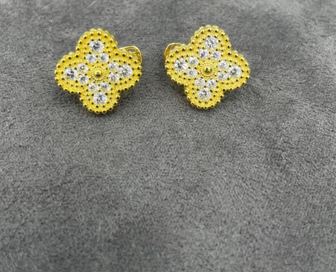 Gold taşlı yonca küpe