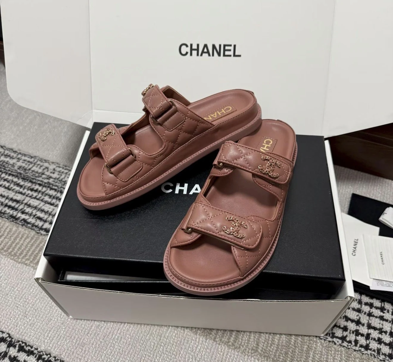Gül kurusu Chnl sandal