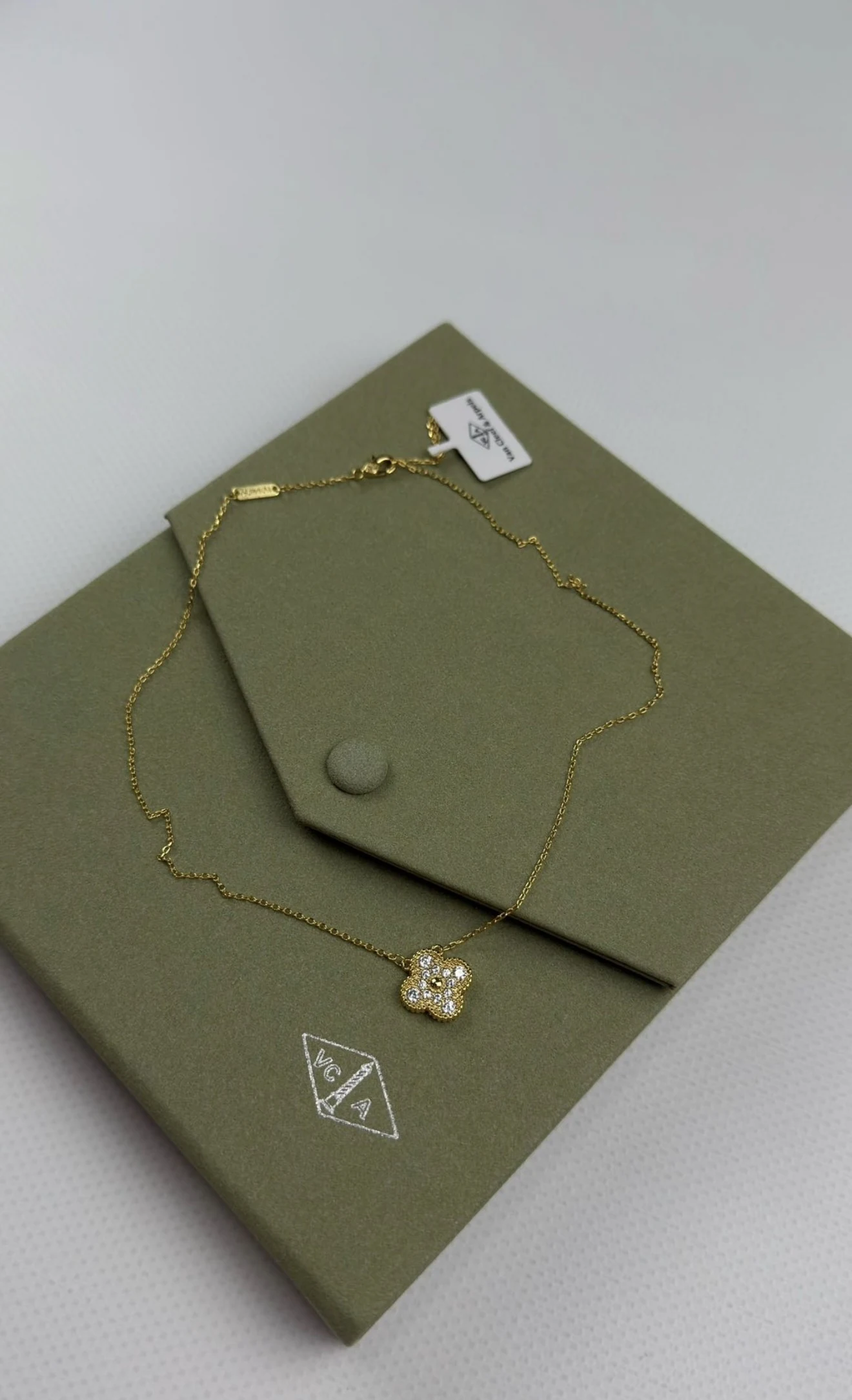 Gold taşlı yonca kolye