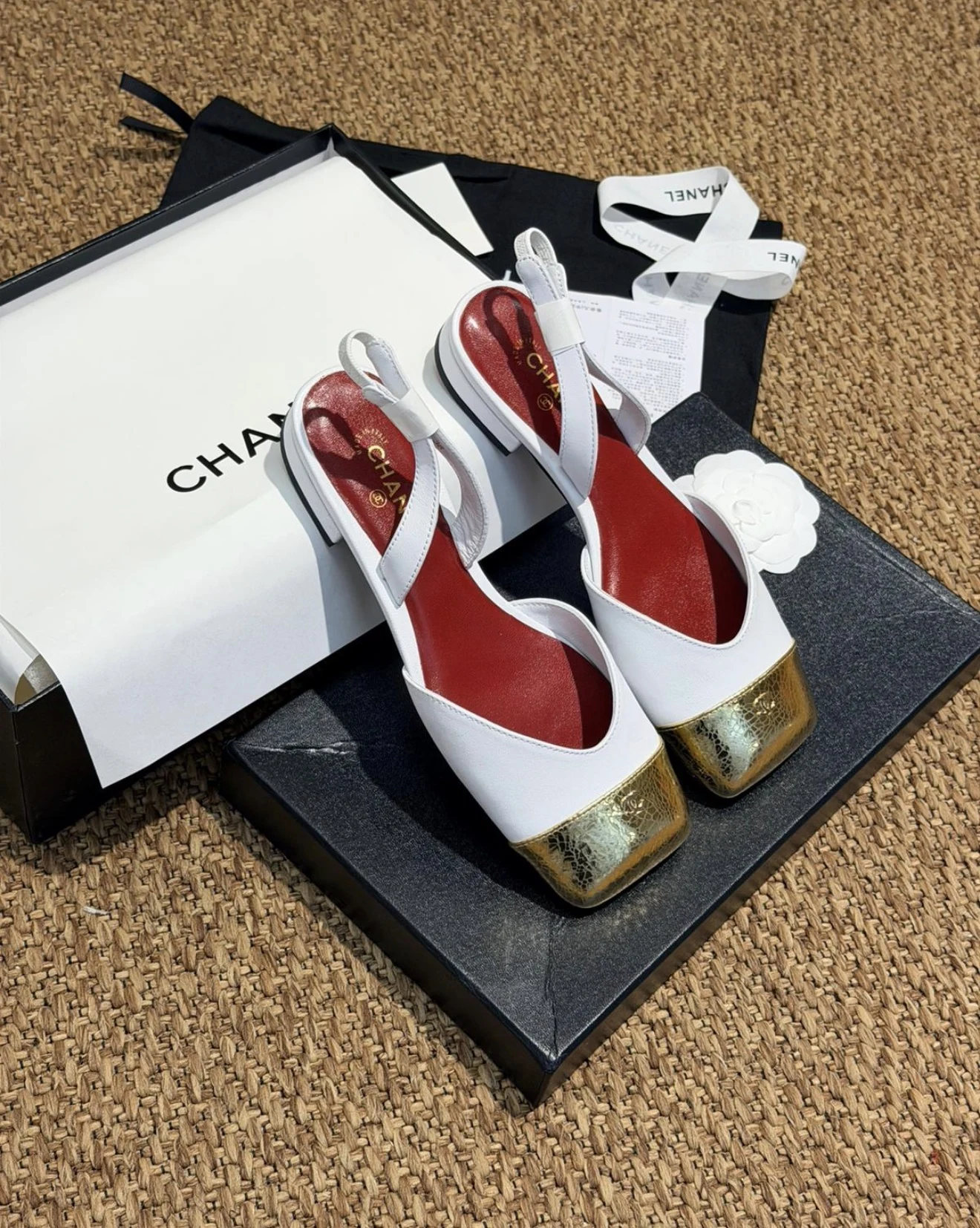 Gold white Chnl babet