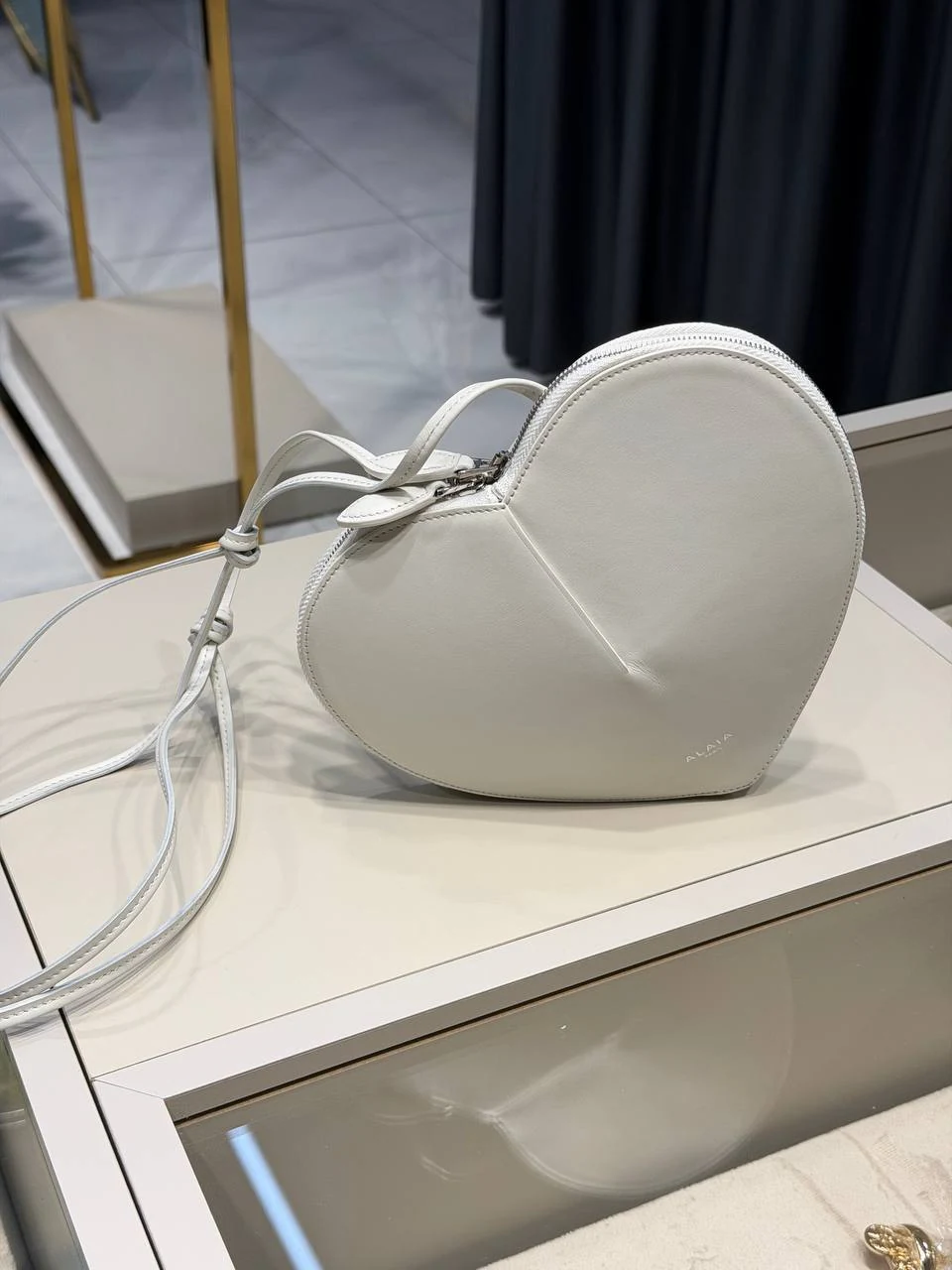 Alaia kalp bag white